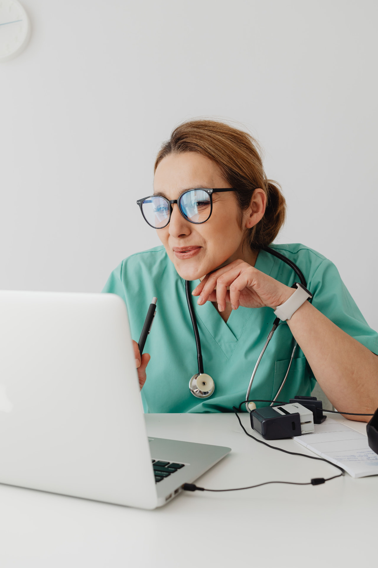 Vétérinaire en téléconsultation devant son ordinateur